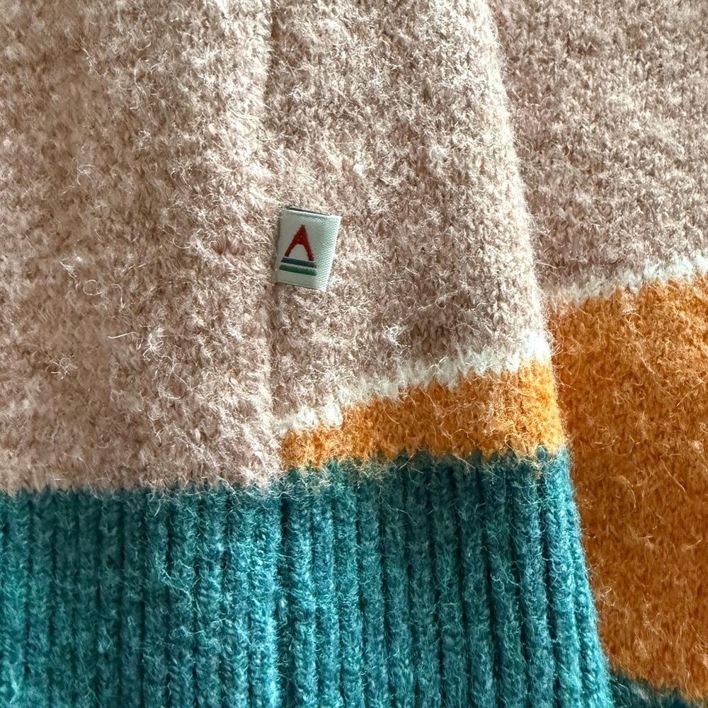 Elegant Mountain Landscape Sweater - Picture 5 of 7